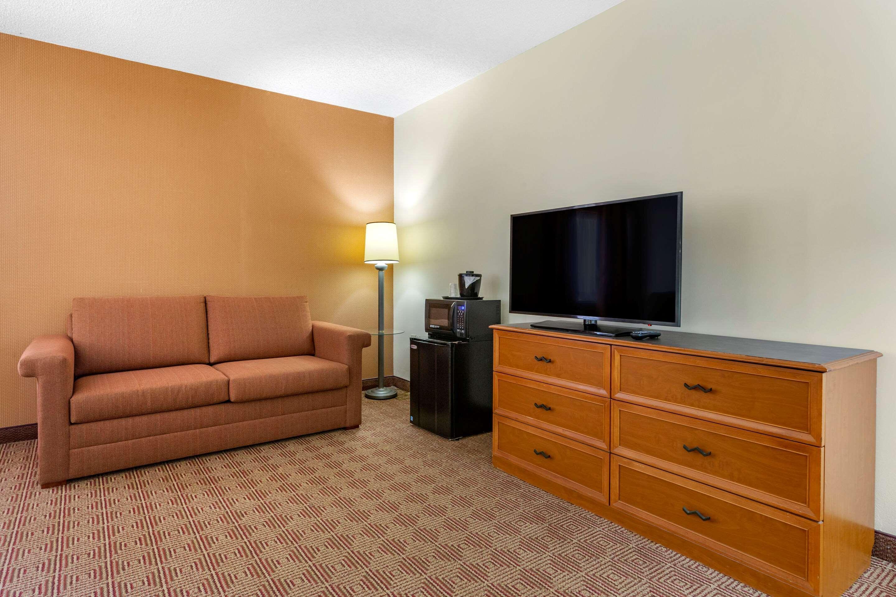 Quality Inn & Suites Raleigh Durham Airport Morrisville Exterior photo